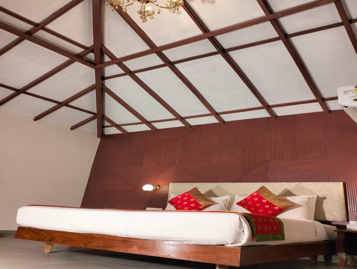 Fort Jadhavgadh -A Gadh Heritage Hotel Sasvad Buitenkant foto