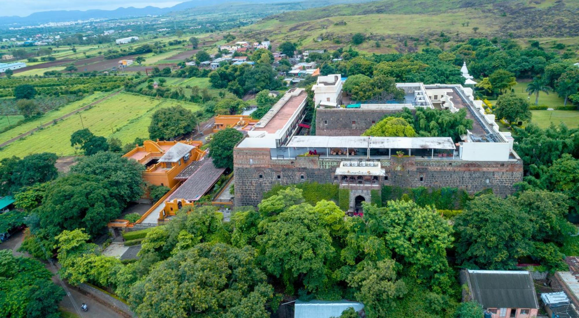 Fort Jadhavgadh -A Gadh Heritage Hotel Sasvad Buitenkant foto