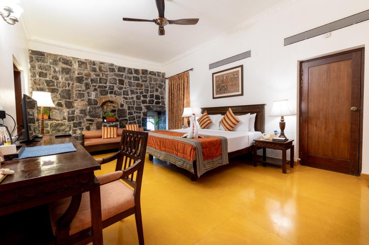 Fort Jadhavgadh -A Gadh Heritage Hotel Sasvad Buitenkant foto