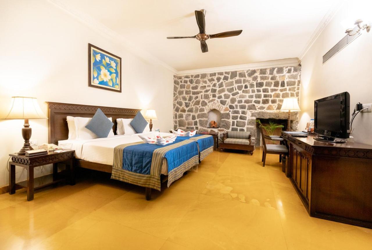 Fort Jadhavgadh -A Gadh Heritage Hotel Sasvad Buitenkant foto