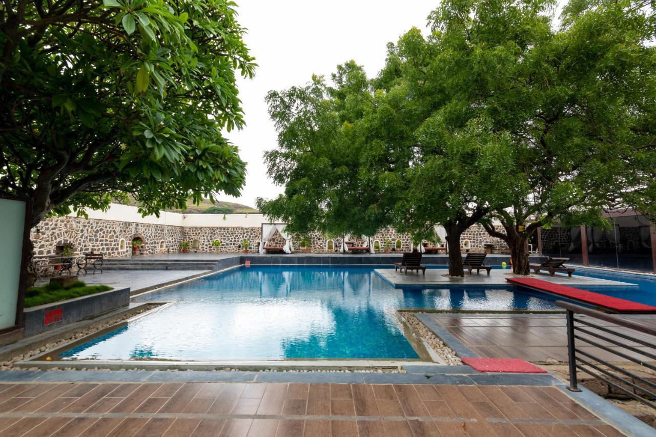 Fort Jadhavgadh -A Gadh Heritage Hotel Sasvad Buitenkant foto